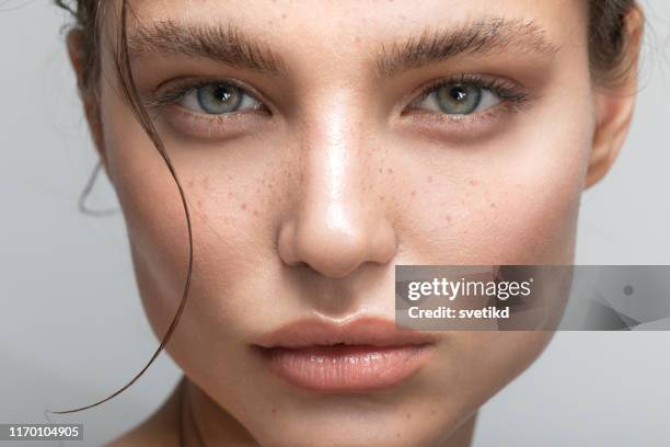 jonge vrouw portret - menselijke mond stockfoto's en -beelden