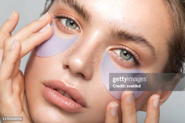 jeune et belle peau - masque pour les yeux photos et images de collection