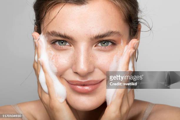 mantenga su piel limpia - face woman fotografías e imágenes de stock