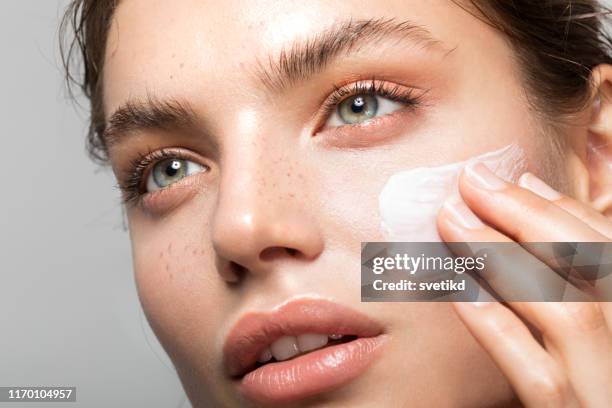 young and beautiful skin - hidratante imagens e fotografias de stock