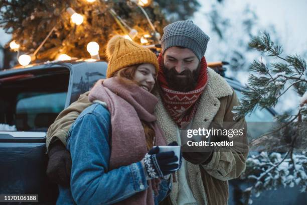 完璧なクリスマスツリーが到着しました - coffee christmas ストックフォトと画像