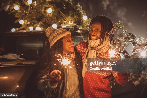 perfecte kerstboom aankomst gevierd met wonderkaarsen - woman snow outside night stockfoto's en -beelden