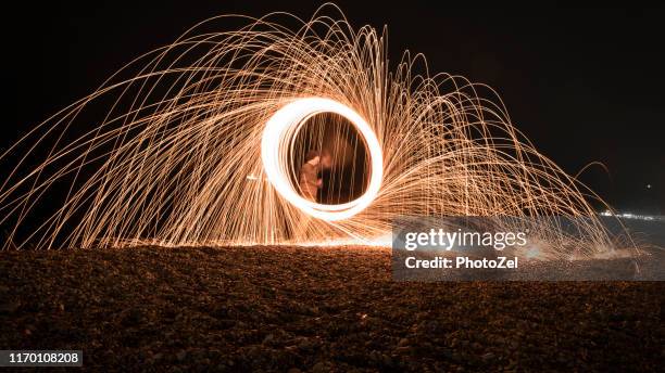brennendes stahlwollefeuerwerk mit langer expousure - burning steel wool firework stock-fotos und bilder