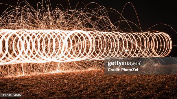 brennendes stahlwollefeuerwerk mit langer expousure - burning steel wool firework stock-fotos und bilder