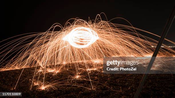 brennendes stahlwollefeuerwerk mit langer expousure - burning steel wool firework stock-fotos und bilder