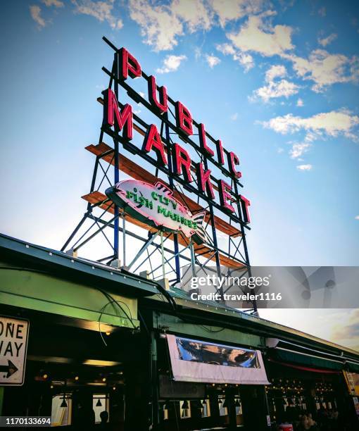 pike place market in seattle, washington - pike place market sign stockfoto's en -beelden