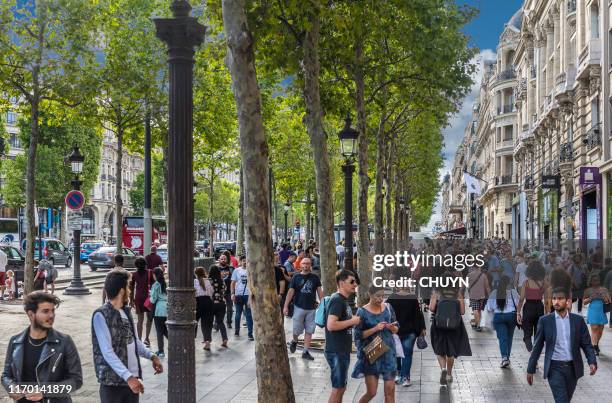shopping by paris - boulevard stock pictures, royalty-free photos & images