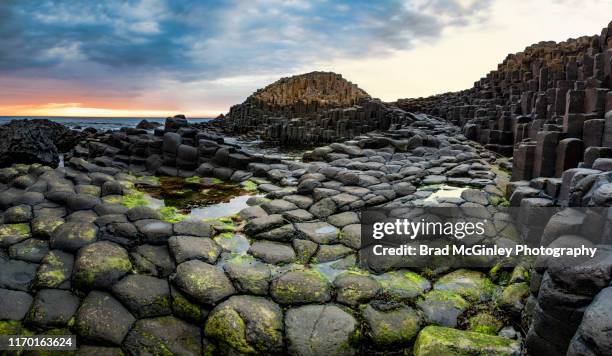 giant's causeway panorama - columna de basalto fotografías e imágenes de stock