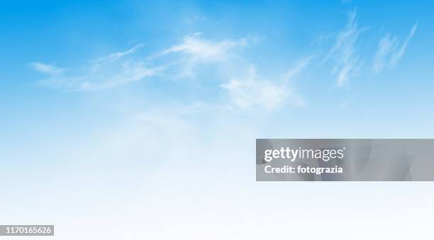 clear blue sky background - cielo despejado fotografías e imágenes de stock