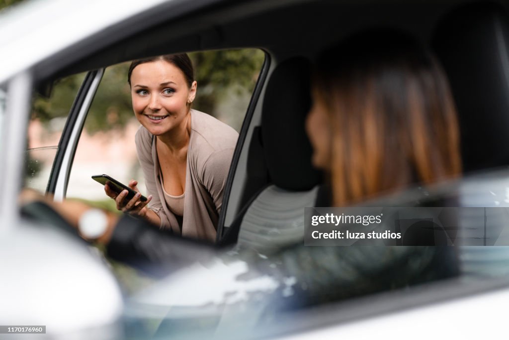 Vrouw het bestellen van een taxi met haar Smartphone op een regenachtige dag