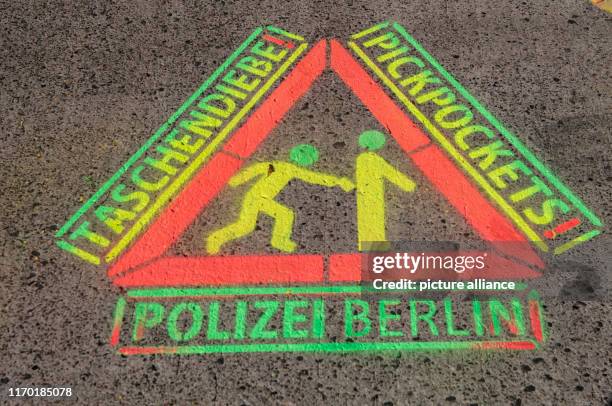 September 2019, Berlin: A police officer sprayed a warning of pickpockets on the sidewalk at the Berlin police open house. Photo: Paul Zinken/dpa