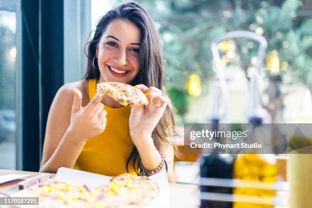 nichts angenehmer als pizza essen - woman eating pizza stock-fotos und bilder