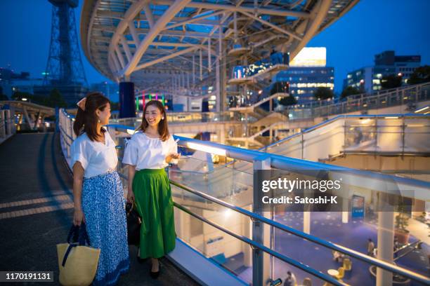 mujeres de negocios van de compras después del trabajo - aichi prefecture fotografías e imágenes de stock