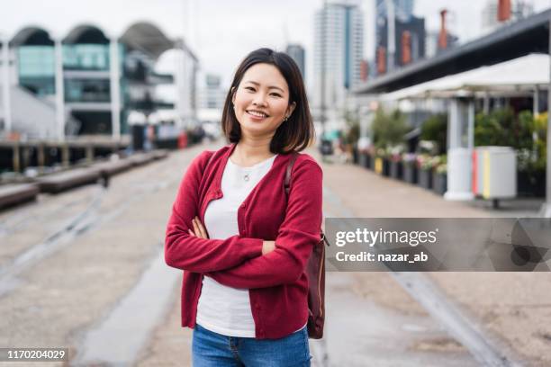 亞洲女人在城市的肖像。 - korean people 個照片及圖片檔