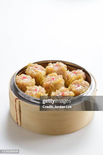 shumai dimsum in bamboo steamer - chinees eten stockfoto's en -beelden