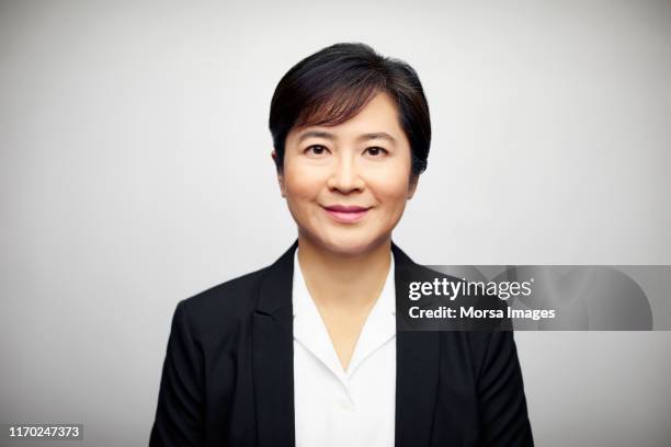 confident mature businesswoman in formals - taiwanese ethnicity stockfoto's en -beelden