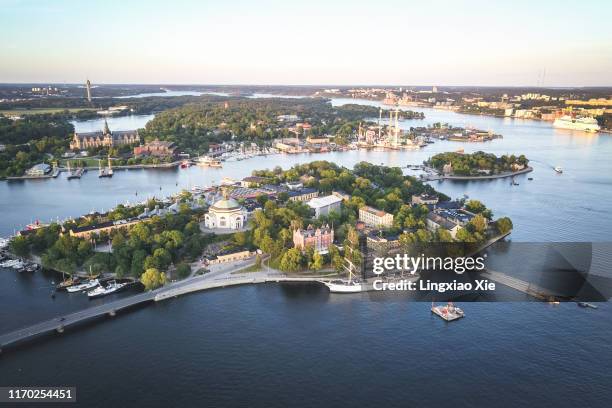 aerial view of skeppsholmen, kastellholmen and djurgården islands with stockholm city skyline at dusk, sweden - stockholm county stock-fotos und bilder