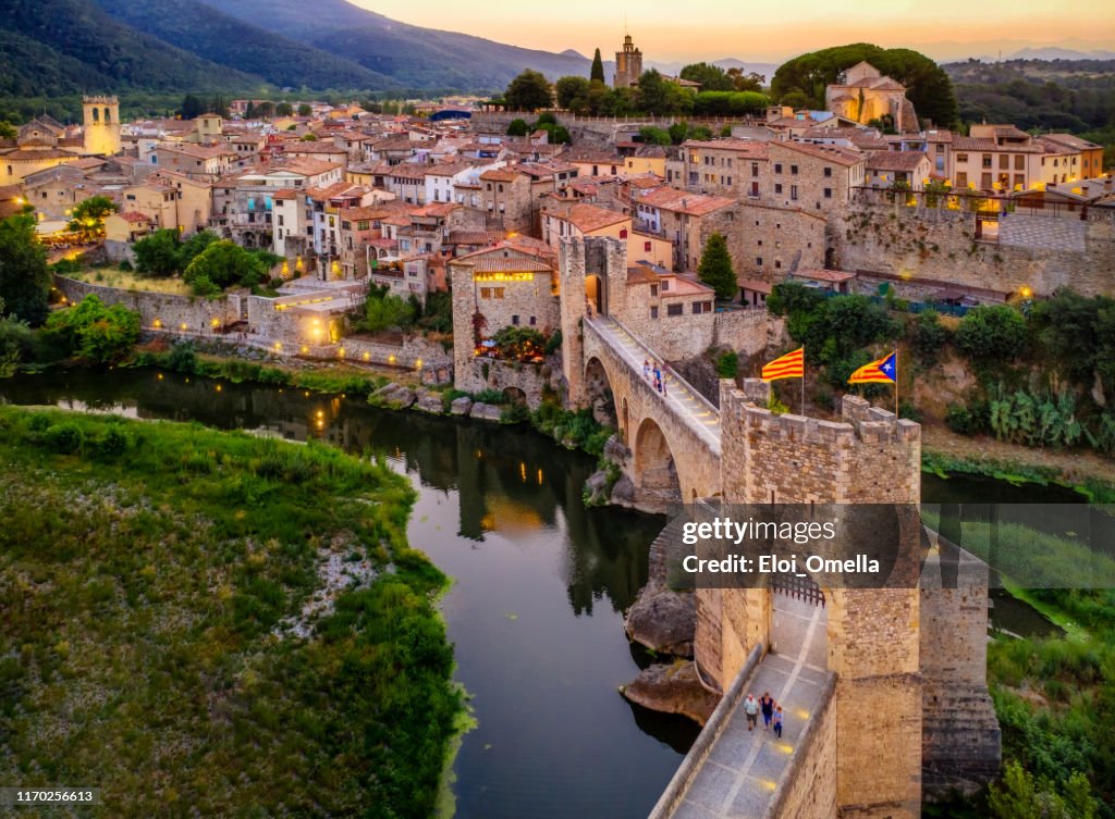 Luftaufnahme der mittelalterlichen Brücke der Besalu in der Dämmerung. Katalonien, Spanien