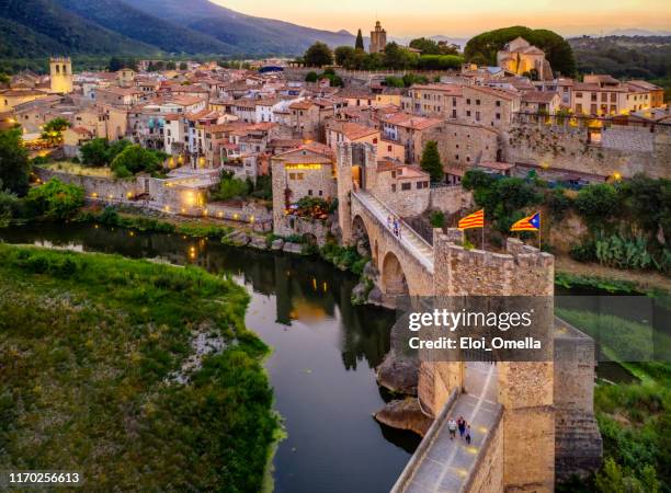 luchtfoto van de middeleeuwse brug van de besalu in de schemering. catalonië, spanje - catalogne stockfoto's en -beelden