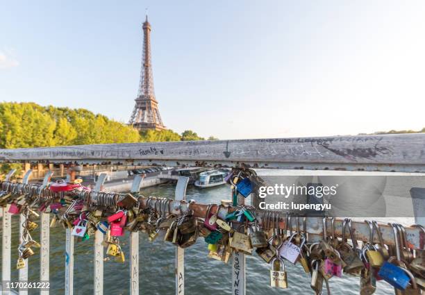 love locks on a railing with eiffel tower and seine river in background - kärlekslås bildbanksfoton och bilder