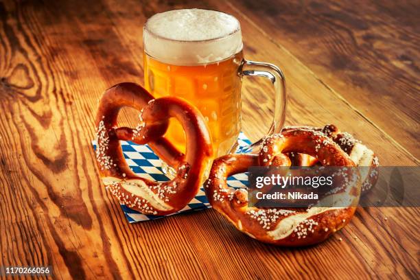 bier und brezel, oktoberfest deutschland - bierkrug stock-fotos und bilder