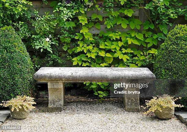 giardino con pietra panca, buxus piante e incapsulato sedum impianti. - boxwood foto e immagini stock