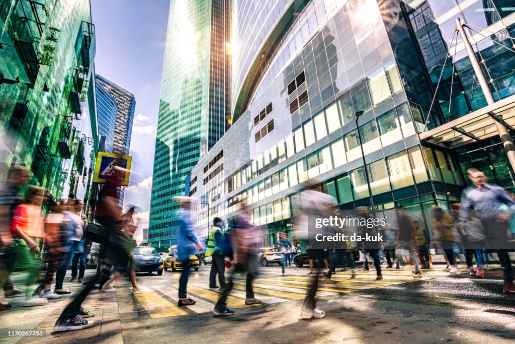 Foule de personnes marchant vers l'immeuble de bureaux
