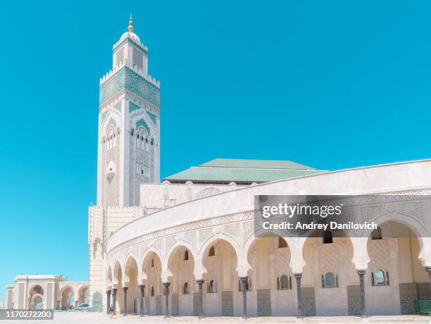 mezquita hassan ii en casablanca en el fondo azul del cielo sin nubes. - mosque hassan ii fotografías e imágenes de stock