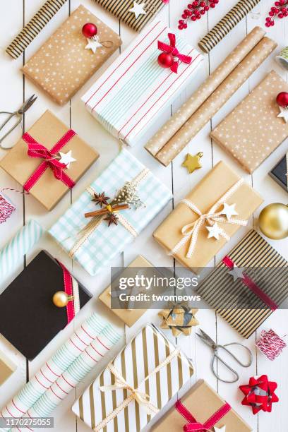 christmas day gift boxes background. - christmas flatlay stock pictures, royalty-free photos & images