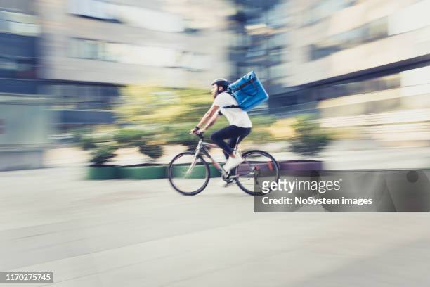 eten bezorgen op de fiets - city street blurred stockfoto's en -beelden
