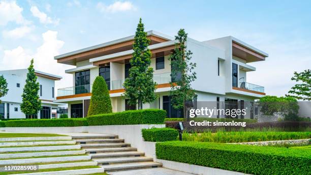 modern exterior housing design with garden - large garden foto e immagini stock