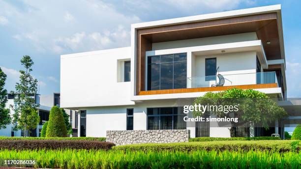 upper class modern house - beautiful house exterior stockfoto's en -beelden