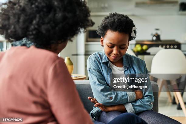 parla con i tuoi figli di tutto e di tutto - crying little black girl foto e immagini stock