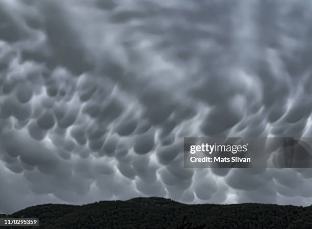 mammatus clouds and mountain - mammatus cloud stock pictures, royalty-free photos & images