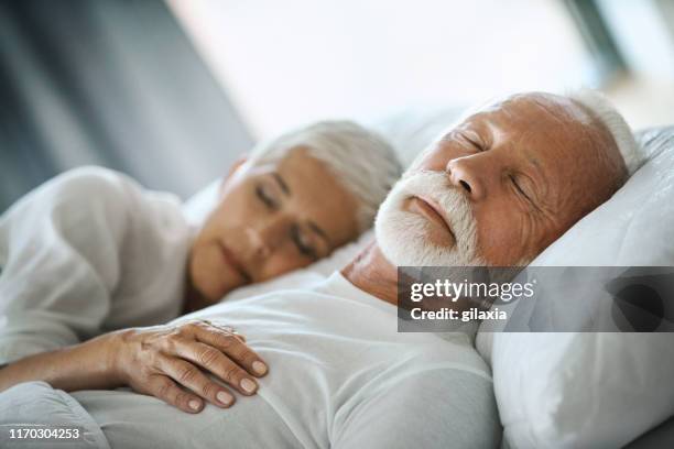 pareja madura durmiendo. - couple sleeping fotografías e imágenes de stock