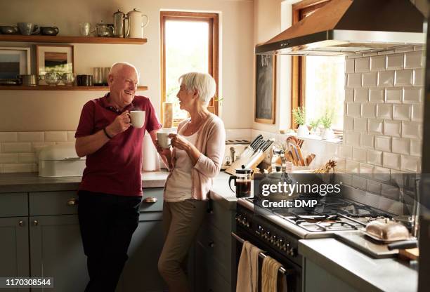 disfrutamos de la vida sorbo de sorbo - pareja mayor fotografías e imágenes de stock