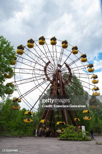 abandoned ferris wheel of pripyat city in chernobyl exclusion zone - central nuclear de chernobyl - fotografias e filmes do acervo