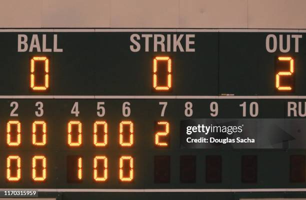 illuminated scoreboard at a baseball game - scoreboard photos et images de collection