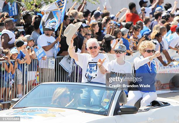 Former owner Don Carter, left, of the Dallas Mavericks and his wife Linda Jo, right, during the Dallas Mavericks Victory Parade on June 16, 2011 in...
