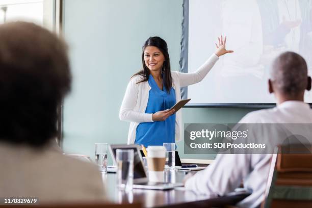 medical sales rep bespreekt nieuw product - administrative professionals stockfoto's en -beelden