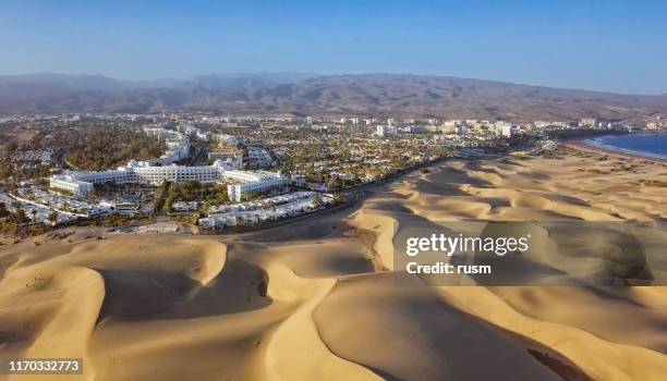 vista aérea de las dunas de arena y resort de maspalomas, gran canaria, islas canarias, españa - isla de gran canaria fotografías e imágenes de stock