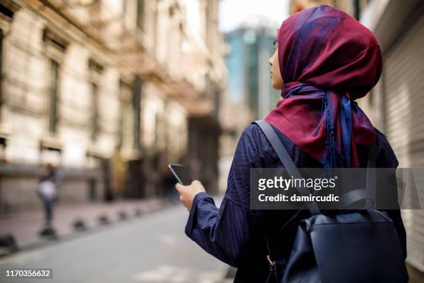 turista musulmano che esplora la città - velo foto e immagini stock