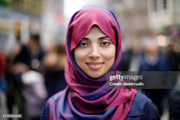 porträt einer lächelnden muslimischen frau im freien - arabische frau kopftuch stock-fotos und bilder