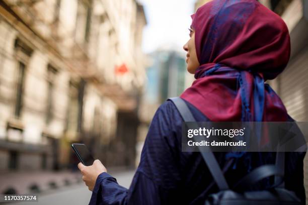 muslimische touristen erkunden stadt - hijab woman from behind stock-fotos und bilder