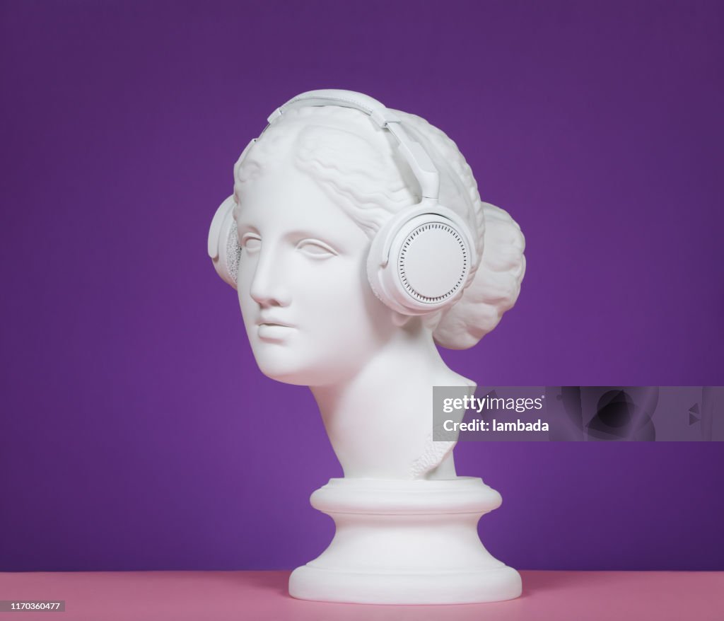 Dea greca moderna con cuffie