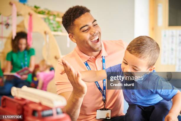 hoge vijf kwekerij werknemer - black man high 5 stockfoto's en -beelden