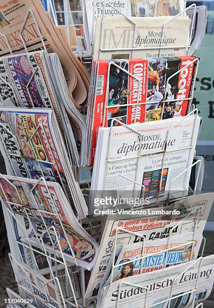 newspapers for sale in rack, close up - banca de jornais imagens e fotografias de stock