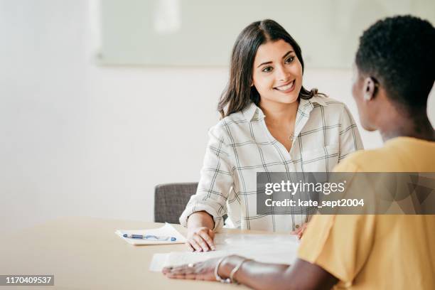 empleo y entrevista de trabajo - entrevista coletiva fotografías e imágenes de stock