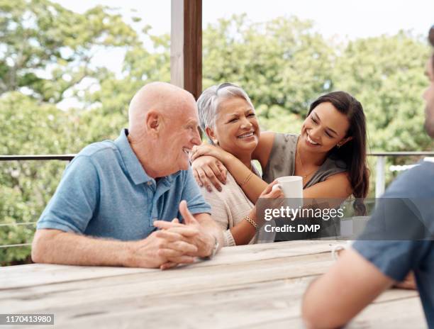 de grootste vreugde is familie vreugde - blended family stockfoto's en -beelden