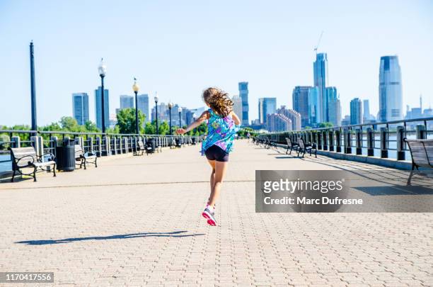 jovencita bailando en el paseo marítimo - jersey city fotografías e imágenes de stock